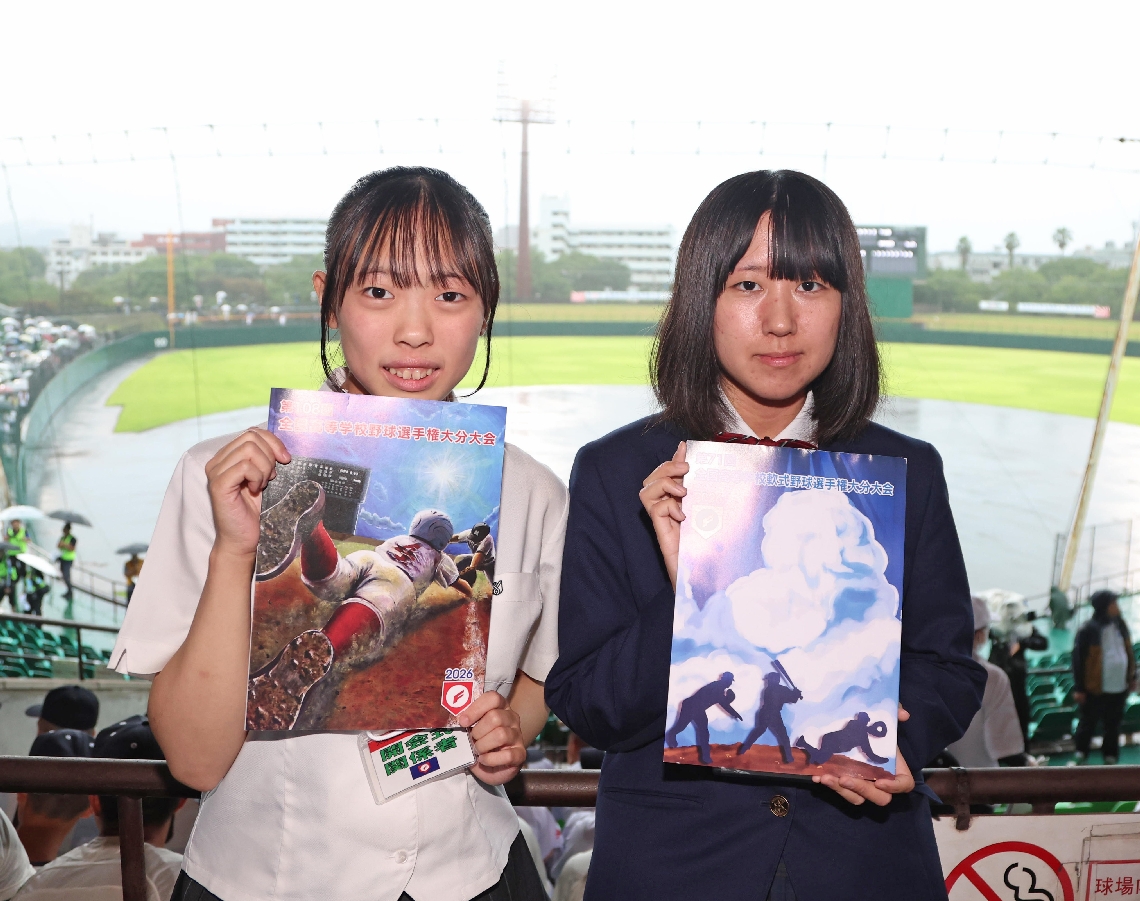 パンフレット表紙原画で最優秀賞に選ばれた林美花さん（左）と久木原百華さん
