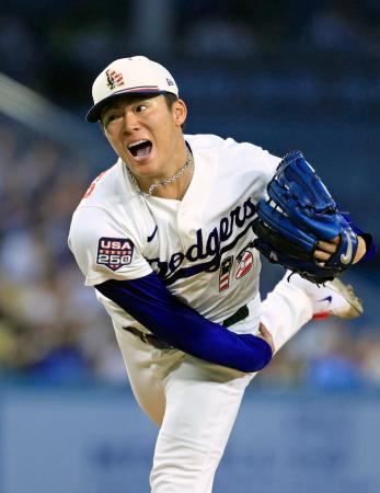 パドレス戦に先発したドジャース・山本。７回無失点、１０奪三振の好投で９勝目を挙げた＝ロサンゼルス（共同）