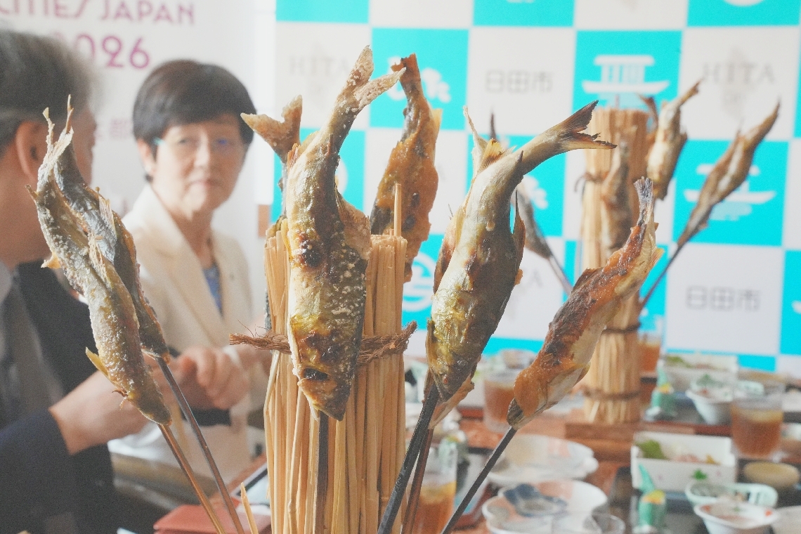 交流会で提供されたアユの塩焼き＝日田市隈の春光園