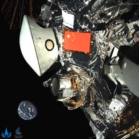 宇宙空間を飛行する無人探査機「天問２号」。左下は地球（新華社＝共同）