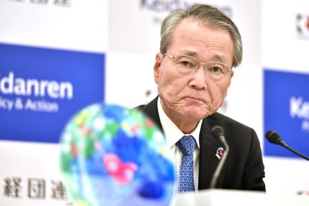 記者会見する経団連の筒井義信会長＝６日午後、東京都千代田区
