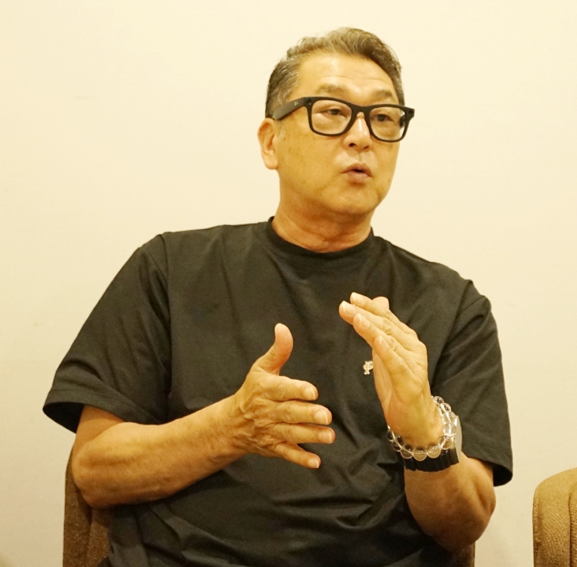 「『やっぱりみんな一人の人間だったんだな』と面白がってくれたら」と話す岡崎郁さん