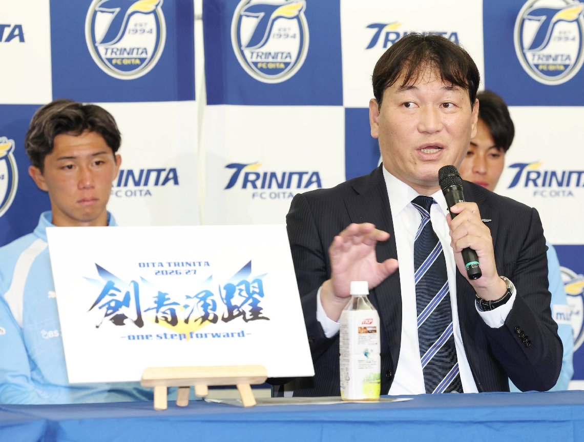 記者の質問に答える小沢正風社長（手前右）