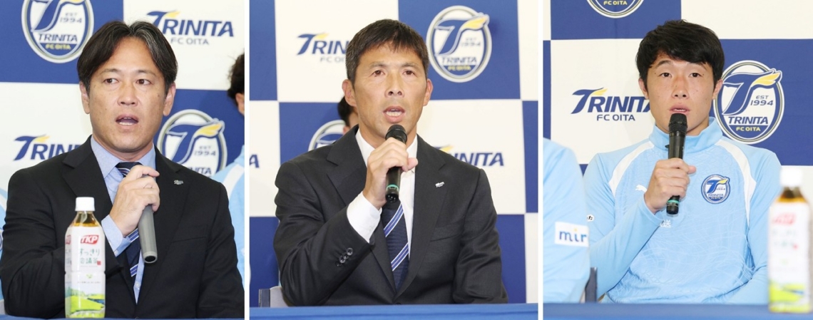 (左から)今季の編成について話す吉岡宗重スポーツダイレクター、新体制について話す四方田修平監督、決意を述べるＭＦ林田滉也