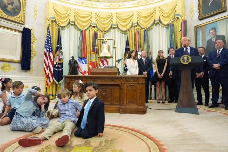 記者団に話すトランプ米大統領＝６日、ワシントン（ＡＰ＝共同）