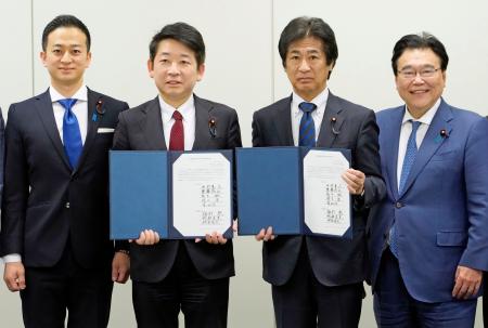 社会保障改革の骨子について合意し、文書を交わす自民党の田村憲久氏（中央右）と日本維新の会の梅村聡氏（同左）＝７日午前、国会