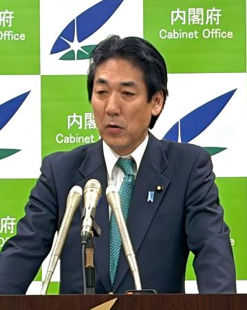 記者会見する城内経済財政相＝７日午前、東京都千代田区