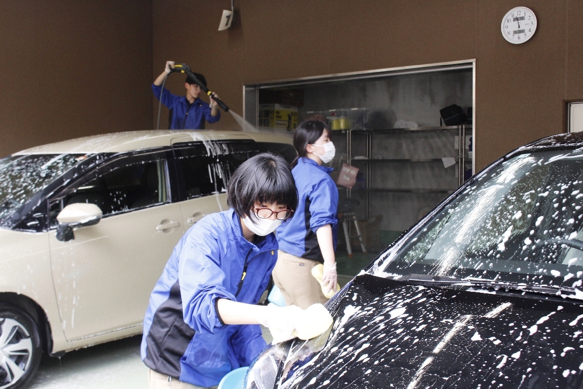 「さくらＳＨＯＰ」で洗車に励む生徒。チームワークやコミュニケーション力も身につける＝さくらの杜高等支援学校