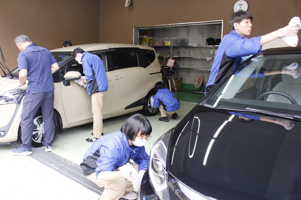 「さくらＳＨＯＰ」で洗車に励む生徒。チームワークやコミュニケーション力も育む