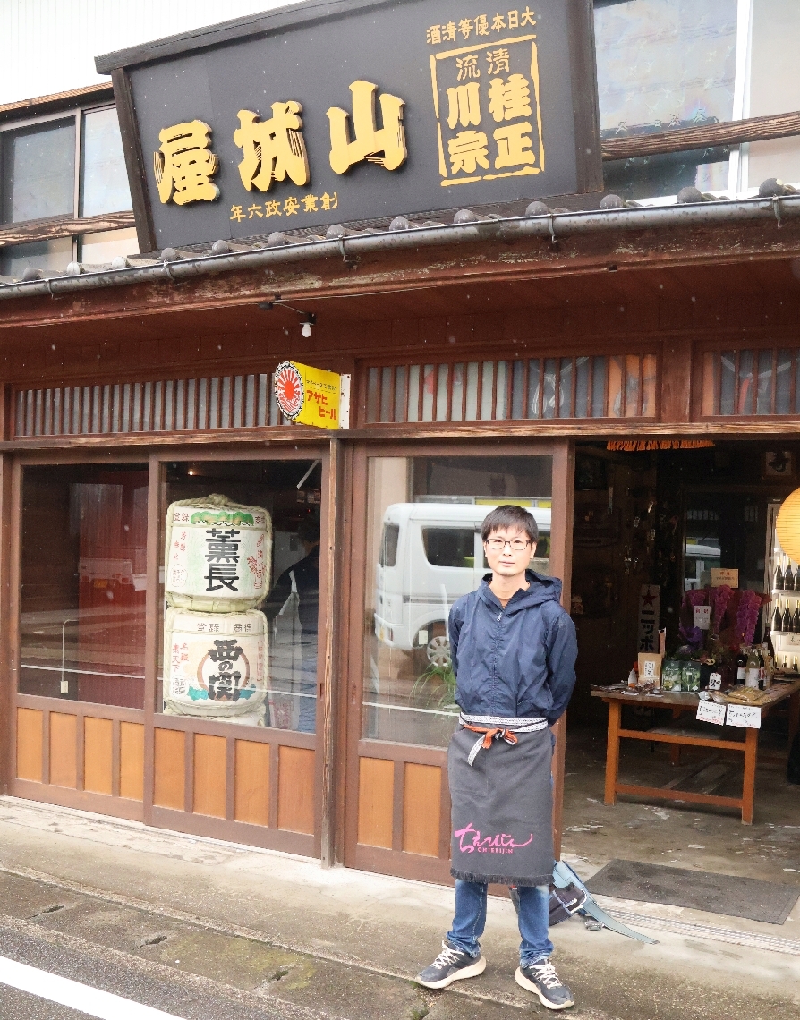 酒蔵を改装した山城屋の新店舗と、代表の広田良介さん＝豊後高田市浜町