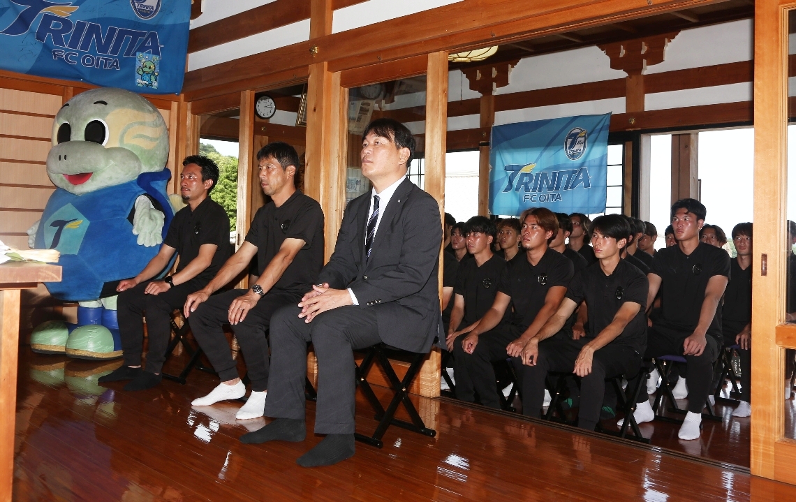 今季の必勝を祈願する大分トリニータの選手やスタッフら