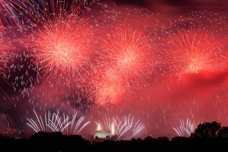 米首都ワシントンで開かれた建国２５０年祝賀行事に合わせて打ち上げられた花火＝５日（ＡＰ＝共同）