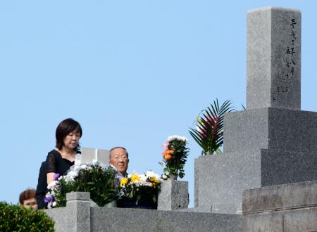 安倍元首相の墓参りをする妻昭恵さん＝８日午前、山口県長門市