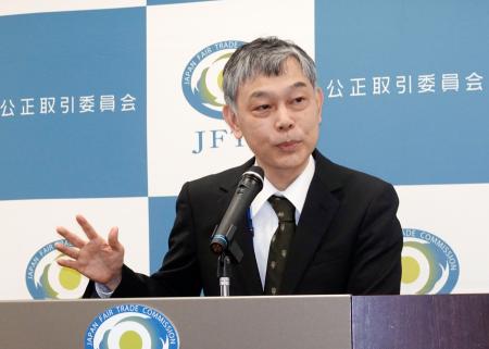 記者会見する公正取引委員会の岩成博夫事務総長＝８日午後、東京都港区