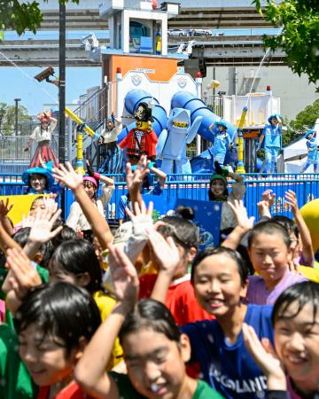 「レゴランド・ジャパン」で報道陣に公開されたショー「海賊団と灼熱シャクササイズ」＝９日午前、名古屋市