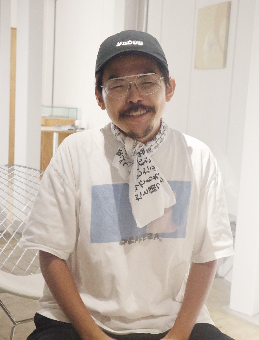 夜通しの怪談会を終えて、ほっとした表情を見せる伊勢海若さん