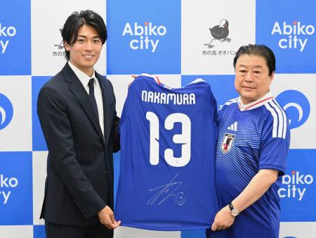 千葉県我孫子市の星野順一郎市長（右）と撮影に応じるサッカー日本代表の中村敬斗＝１０日、我孫子市役所