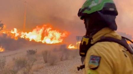 スペイン南部アルメリア近郊の山火事で、火災現場に駆けつけた消防士（＠Ｐｌａｎ＿ＩＮＦＯＣＡのＸから、ロイター＝共同）