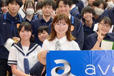 中学校で特別授業の講師を務めたスノーボード女子の岩渕麗楽（中央）＝１０日、東京都墨田区