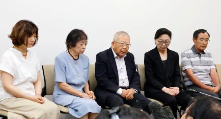 気象庁長官との意見交換後、取材に応じる「山びこの会」のメンバー＝１０日午後、東京都港区