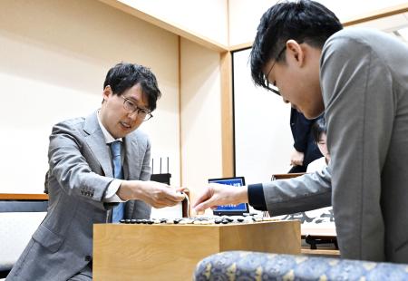 囲碁の第５１期碁聖戦５番勝負の第２局で佐田篤史七段（右）に勝利し、対局を振り返る井山裕太碁聖＝１０日午後、大阪市の関西棋院
