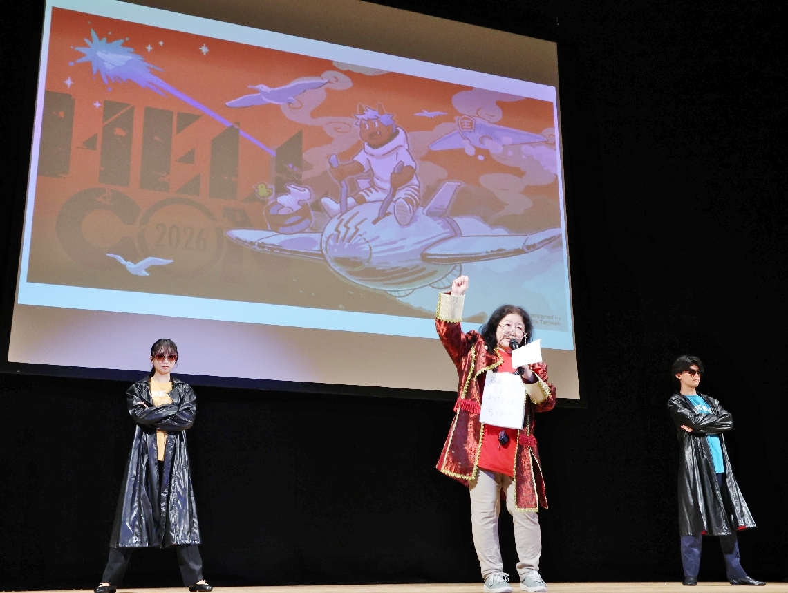 第６４回日本ＳＦ大会が大分で初開催された。開会を宣言する滝川豊美実行委員長（中央）＝１１日、大分市金池南のＪＣＯＭホルトホール大分