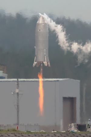 ＪＡＸＡが実施した再使用ロケットの開発に向けた小型実験機「ＲＶ―Ｘ」の飛行試験＝１１日午前、秋田県能代市