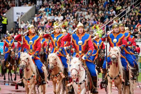 モンゴルの祭典「ナーダム」の開会式でスタジアムを駆ける騎馬隊＝１１日、ウランバートル（共同）