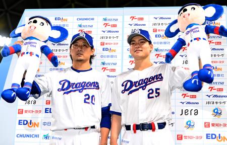 広島に連勝し、お立ち台でポーズをとる中日・涌井（左）と石川昂＝バンテリンドーム