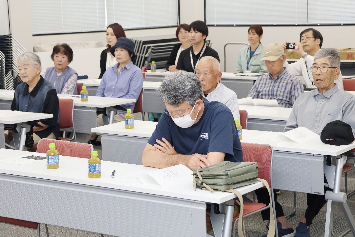 生産者ら約２０人が出席して開かれた旬入り宣言式＝豊後大野市清川町の市神楽会館