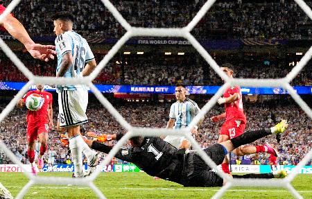 アルゼンチン―スイス　試合終了間際、チーム３点目のゴールを決めるアルゼンチンのＬａ・マルティネス（右奥から２人目）＝カンザスシティー（共同）