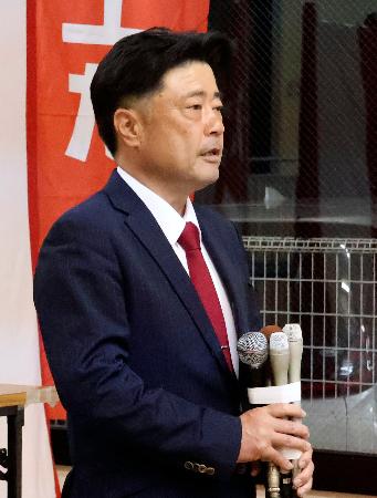 福岡県田川市長選で落選が決まり、敗戦の弁を述べる村上卓哉氏＝１２日夜、田川市