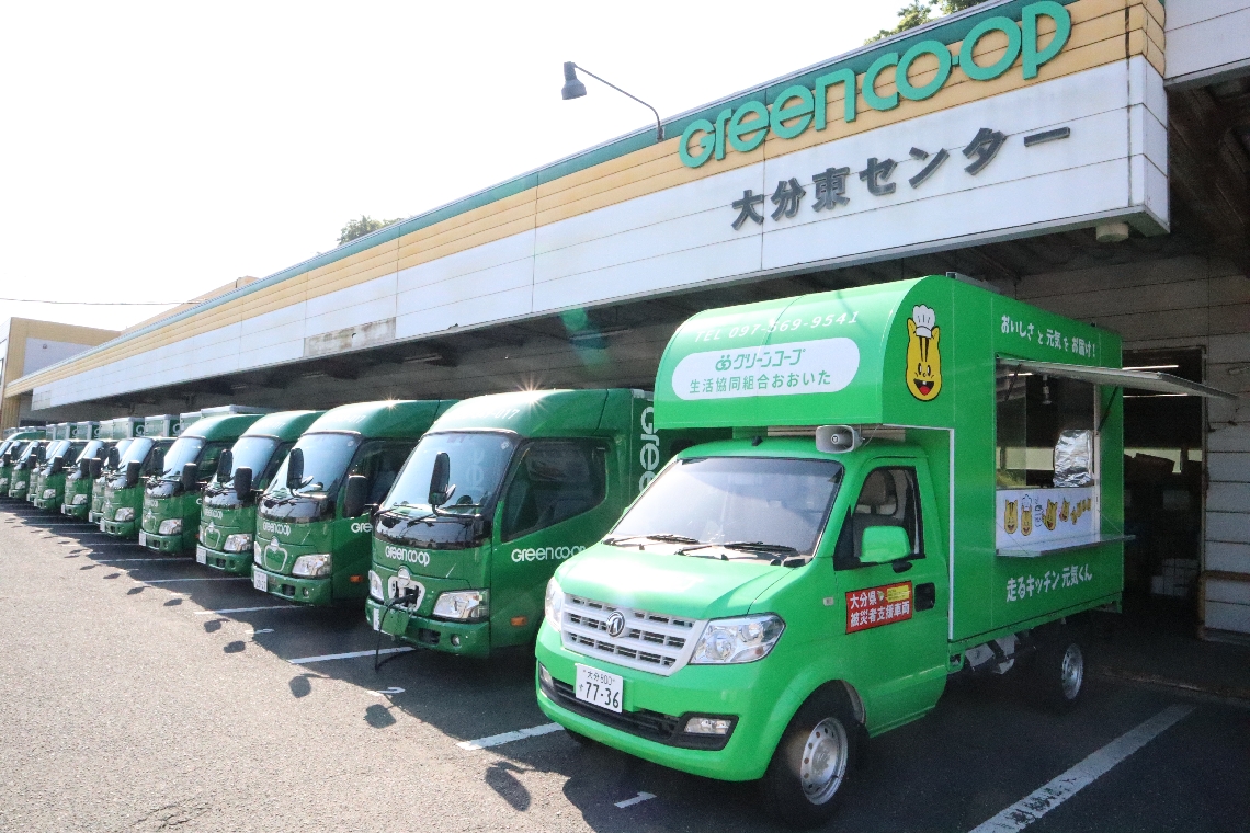 ＥＶのキッチンカー（手前）と配送トラック