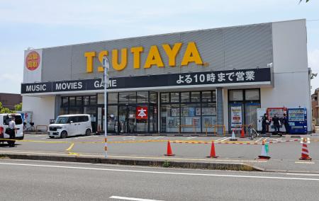 駐車場周辺で男女４人が刺されたＴＳＵＴＡＹＡ佐伯店＝１３日午後０時４１分、大分県佐伯市