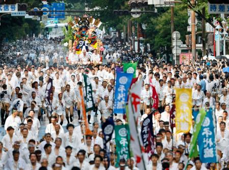 「集団山笠見せ」で披露された舁き山笠＝１３日午後、福岡市
