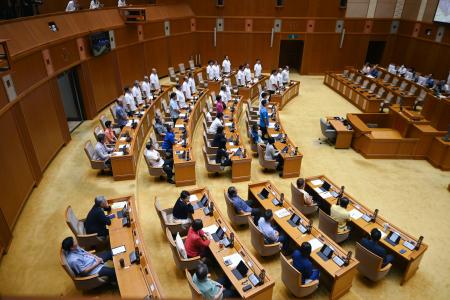 玉城デニー知事への問責決議を可決した沖縄県議会＝１３日午後