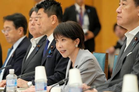 中央防災会議であいさつする高市首相（右から２人目）＝１４日午前、首相官邸