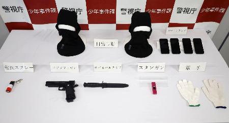 強盗予備事件で押収されたナイフやエアガンなど＝１４日午後、警視庁小岩署