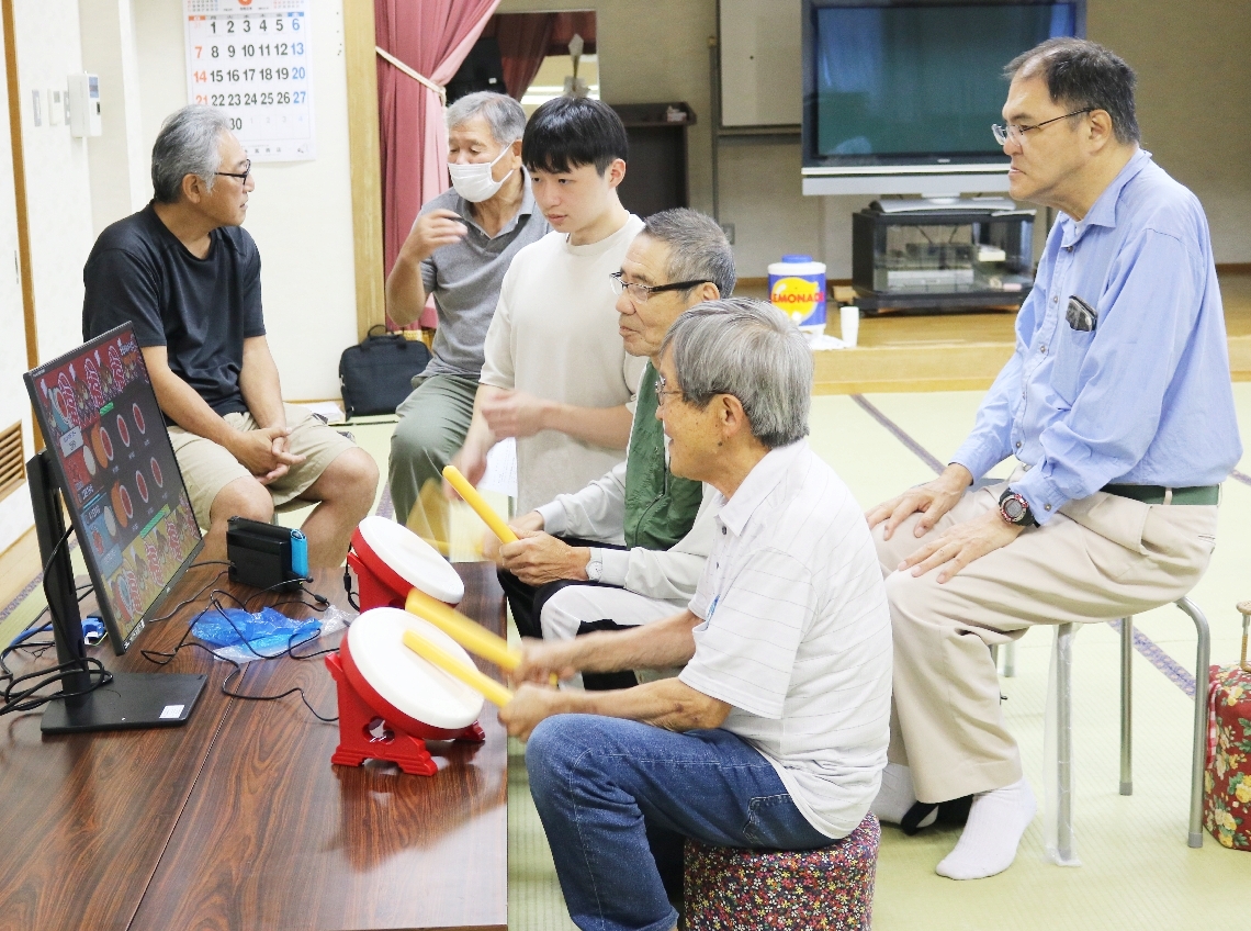 学生も交じり「太鼓の達人」を楽しむ参加者ら