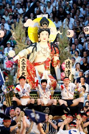 博多祇園山笠の「追い山笠」で、櫛田神社の境内を駆け抜ける「大黒流」の舁き山笠＝１５日早朝、福岡市