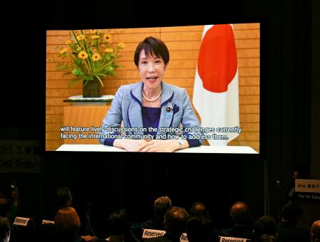 シンポジウムに寄せられた高市首相のビデオメッセージ＝１５日午後、東京都港区