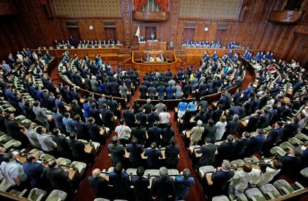 「副首都」構想関連法案を賛成多数で可決した衆院本会議＝１５日午後