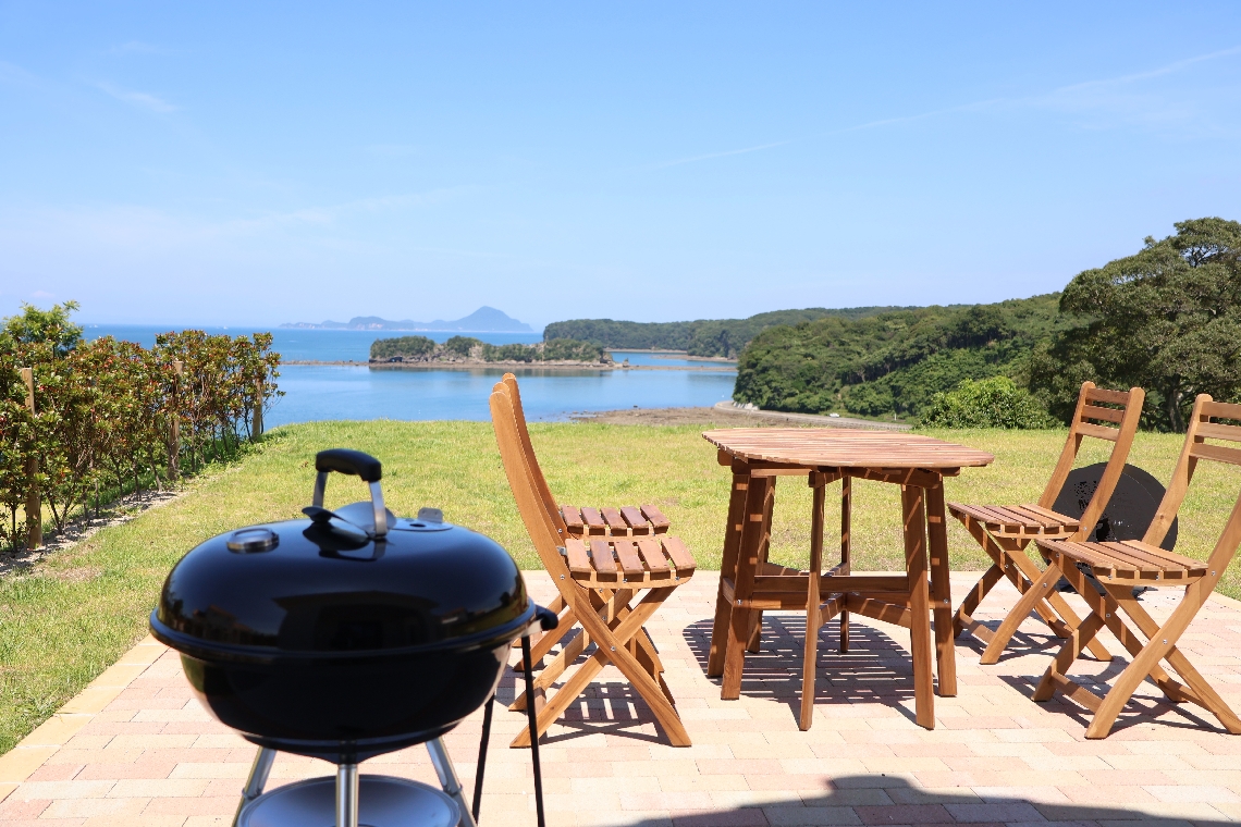 どの棟も海を望む庭でバーベキューが楽しめる