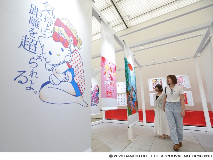 展示されたイラスト作品を見る来場者