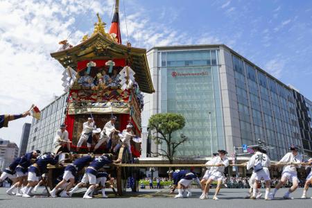 京都・祇園祭前祭の「山鉾巡行」で、辻回しされる長刀鉾＝１７日午前