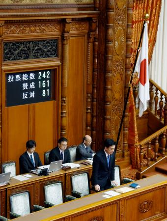 参院本会議で日本国旗損壊罪法が可決、成立され、起立する木原官房長官＝１７日午前