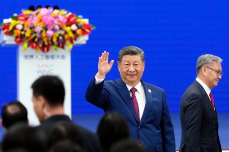 「世界人工知能大会」の開幕式に臨む中国の習近平国家主席（左）＝１７日、中国上海市（共同）