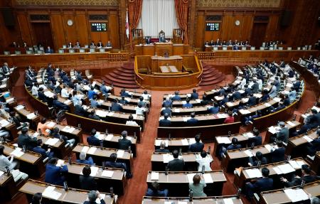 改正電気事業法を可決、成立した参院本会議＝１７日午前