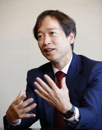 インタビューに答える第一生命保険の隅野俊亮社長