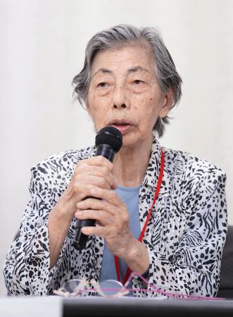 記者会見する空襲連の河合節子さん＝１７日午後、厚労省